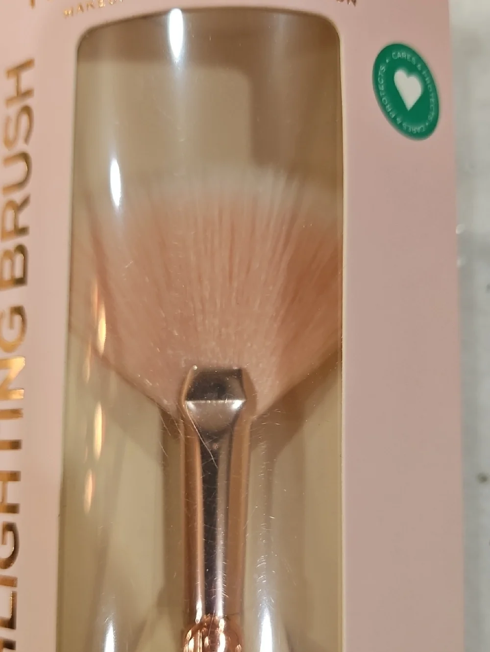 NWT Revolution Pink & Rose Gold‎ Fan Highlighting Brush R24